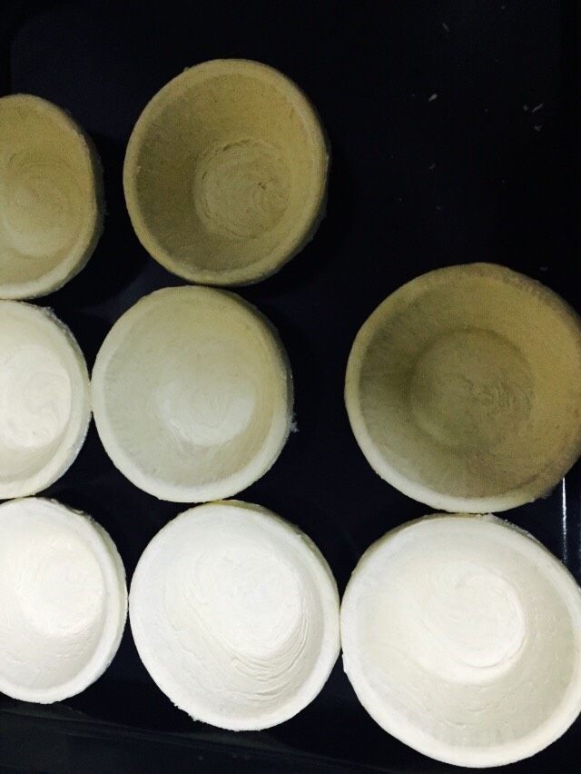 自制蛋挞,烤箱200度预热5一10分钟,把烤盘拿出来,把蛋挞皮均匀摆放整齐