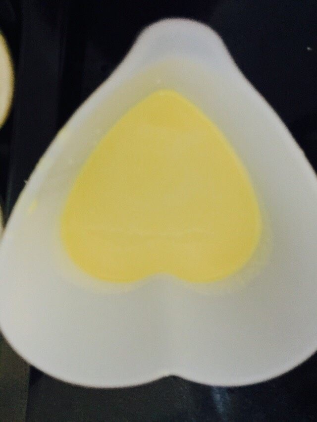 自制蛋挞,蛋挞液倒入量杯中,如果没有量杯,用饭勺舀到挞皮中也可以