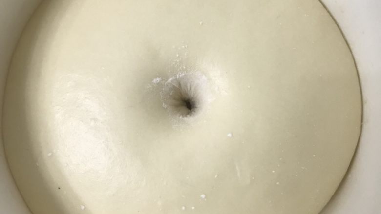 奶香老式面包,放进发酵箱28度一发,2倍大后用手指沾面粉戳洞洞口不回缩不塌陷为好