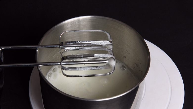 香葱肉松蛋糕,用打蛋器高速搅打30圈左右,大量的粗泡就出来了。