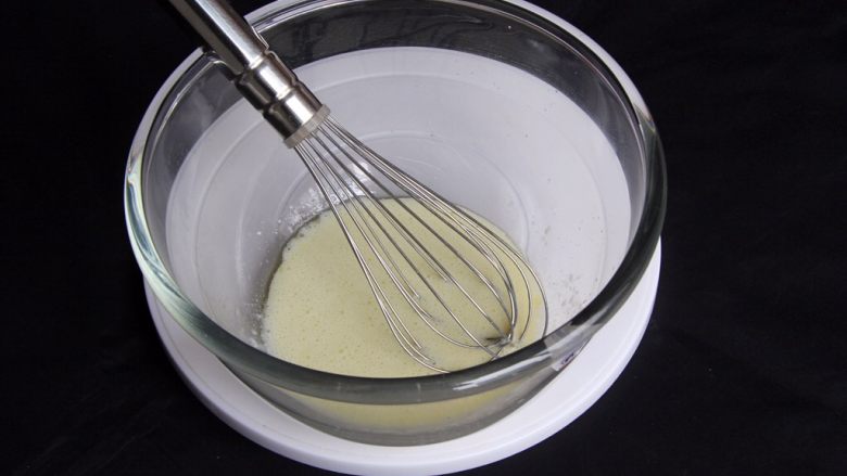 香葱肉松蛋糕,用蛋抽搅拌均匀,颜色发白。