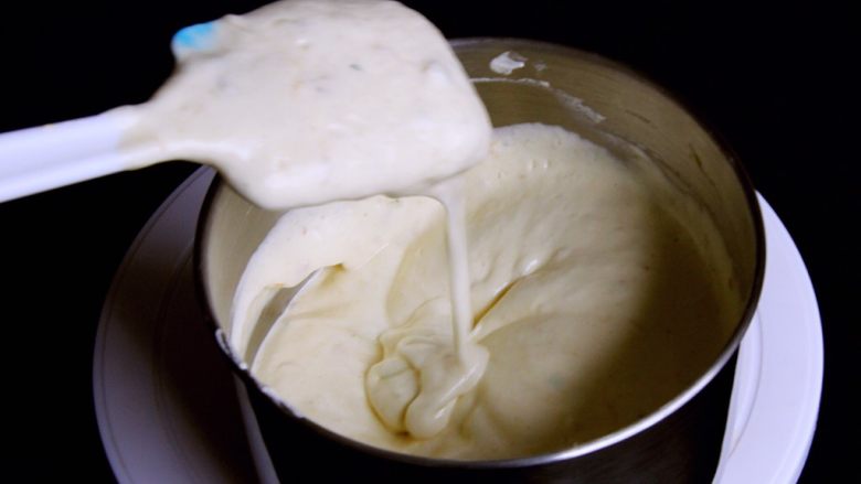 香葱肉松蛋糕,继续翻拌均匀。像这种蛋糕糊出来,蛋糕就成功了。