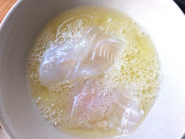 果味芝麻龙利鱼,鱼片放蛋清中沾匀蛋清