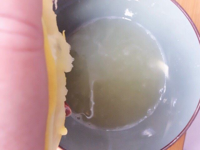 果味芝麻龙利鱼,柠檬挤出汁备用