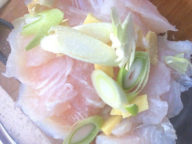 果味芝麻龙利鱼,放葱姜,盐,腌制20分钟