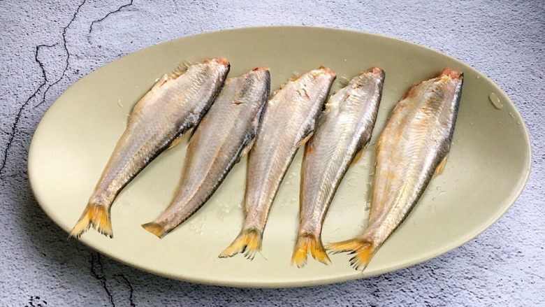 小杂鱼一锅出,新鲜的小马口鱼刮鳞,去除内脏和头,清洗干净。