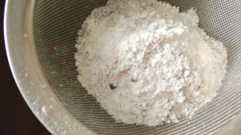 网红脏脏蛋糕~~安安原创食谱,一次性筛入低筋面粉;