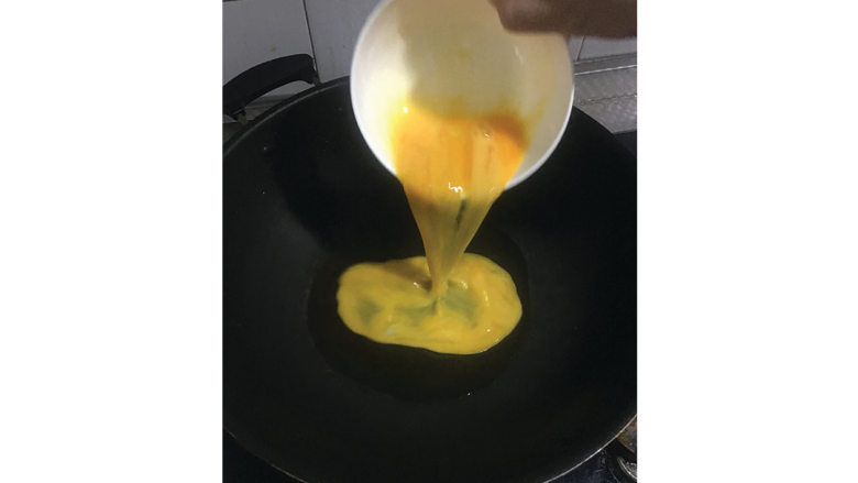 黄梨炒饭,热油下的蛋黄.