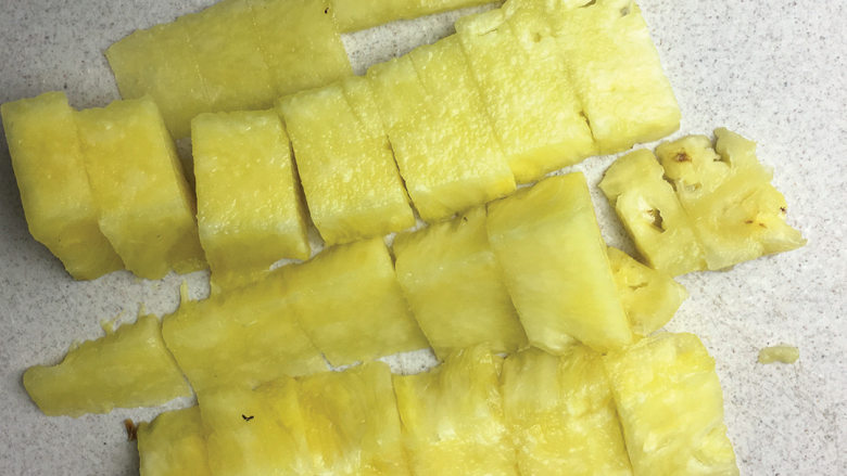 黄梨炒饭,像切西瓜一样,从中间切黄梨(菠萝), 然后切成块