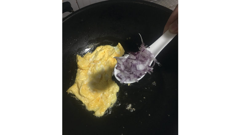 黄梨炒饭,入洋葱, 会建议把洋葱和蛋黄隔开炒