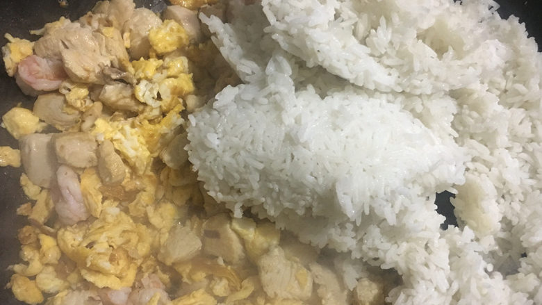 黄梨炒饭,入隔夜翻炒均匀