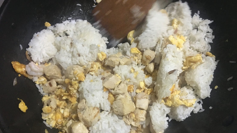 黄梨炒饭,翻抄大概5分钟