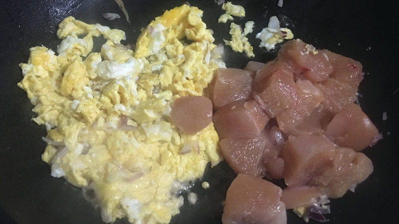 黄梨炒饭,入鸡丁. 跟之前一样, 把鸡丁隔开炒