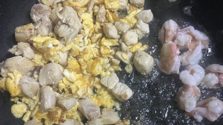 黄梨炒饭, 入虾仁, 稍微隔开炒