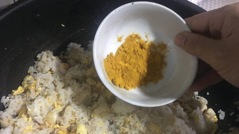 黄梨炒饭,调味, 入黄姜粉. 反超均匀后, 饭变成黄