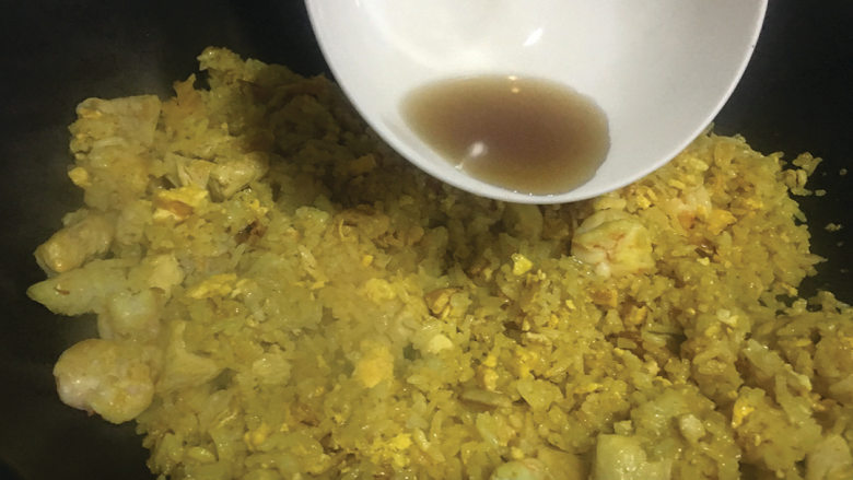 黄梨炒饭, 调味, 入鱼露.反超均匀