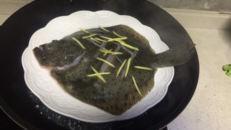 清蒸多宝鱼,水开后放入鱼盘,中火蒸10分钟