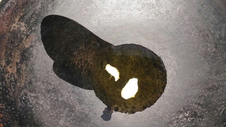 白菜土豆炖海带头,锅里加油,下姜片