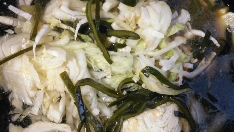 白菜土豆炖海带头,加水,加蘑菇鲜炖半个小时