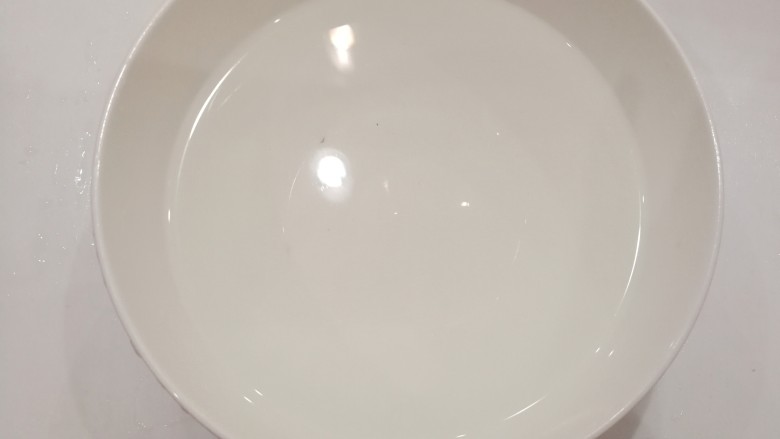 自制苹果干(烘干机版),提前把适量食盐用开水冲开晾凉备用