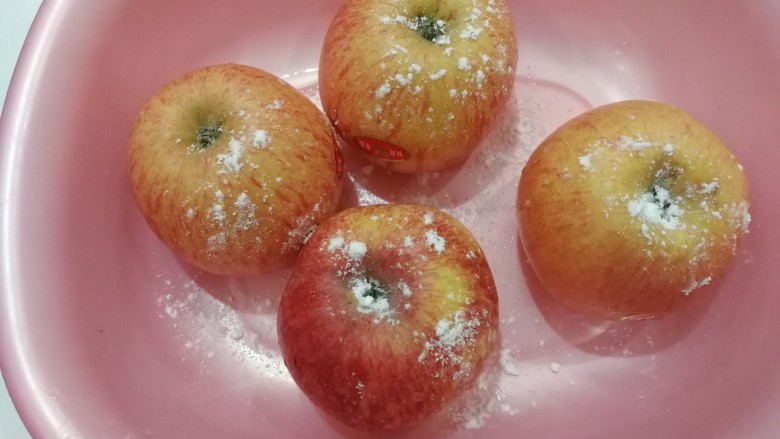 自制苹果干(烘干机版),然后放入盆中,倒入适量食用小苏打把苹果清洗干净,不要去皮,带皮更营养健康哦