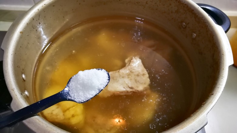 清亮宁夏羔羊腿汤,等高压锅自动排掉气,放适量盐焖一小时