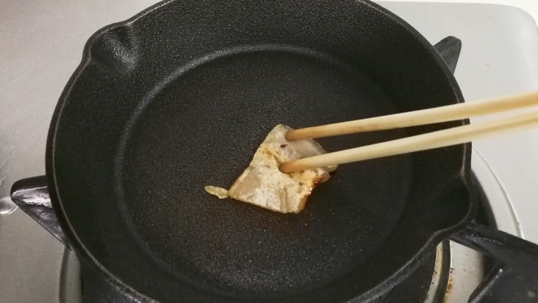 新锅金沙银砖老豆富,擦到猪皮出油后再擦十五分钟冲洗干净,再烘干猪皮擦一遍,这次不洗,静置三小时