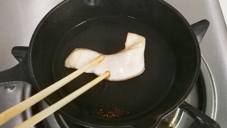 新锅金沙银砖老豆富,放一块有肥肉的猪皮,用筷子按着擦锅底锅壁