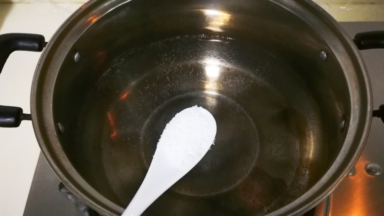 新锅金沙银砖老豆富,锅中放水放一小勺盐