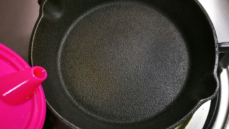 新锅金沙银砖老豆富,小锅小火烧热放入适量食用油