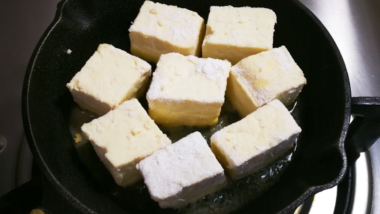 新锅金沙银砖老豆富,放入老豆腐块煎