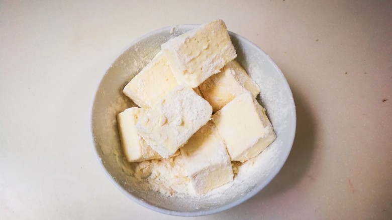 新锅金沙银砖老豆富,豆腐沾满面粉备用