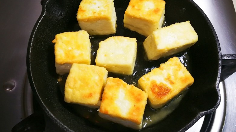 新锅金沙银砖老豆富,一面煎黄翻面再煎黄,六个面都煎黄盛出来