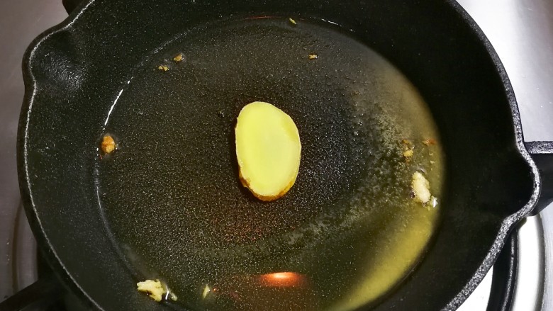 新锅金沙银砖老豆富,放姜片煎香,
