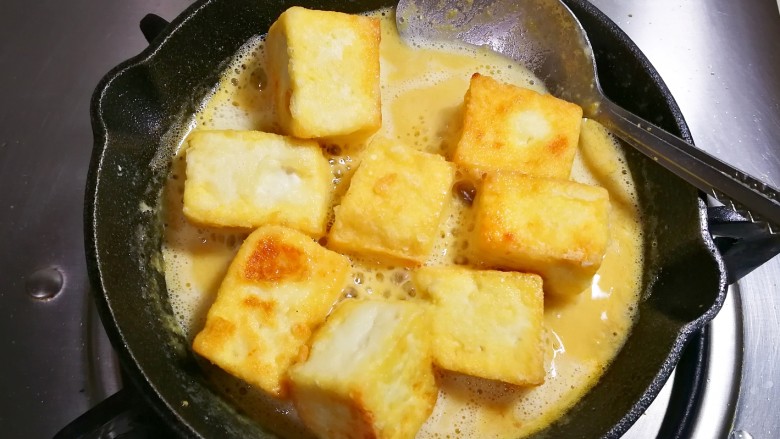 新锅金沙银砖老豆富,放入老豆腐块