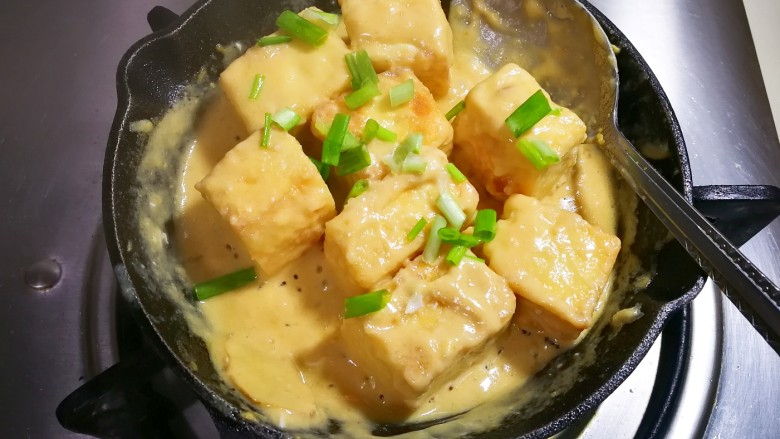 新锅金沙银砖老豆富,撒葱花出锅