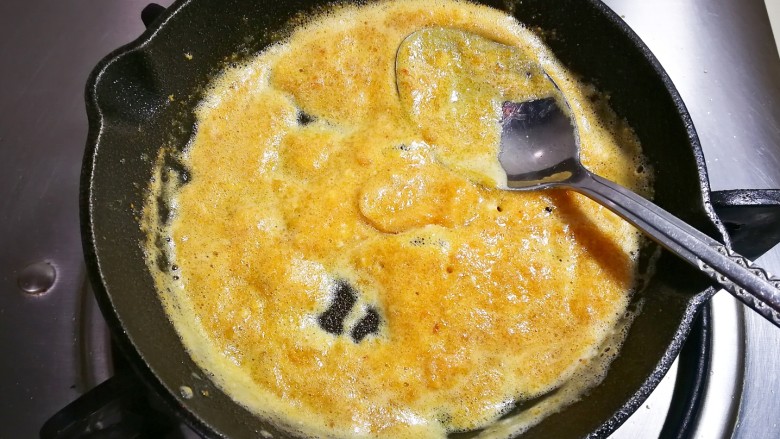 新锅金沙银砖老豆富,压碎炒成沙