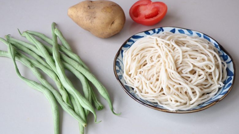 土豆豆角焖面,准备所需食材;
