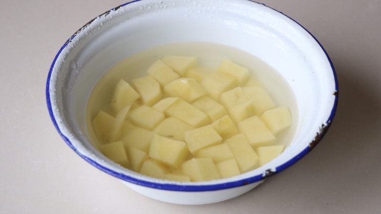 土豆豆角焖面,<a style='color:red;display:inline-block;' href='/shicai/ 23'>土豆</a>去皮,切成小块,清水浸泡洗去表面的淀粉;