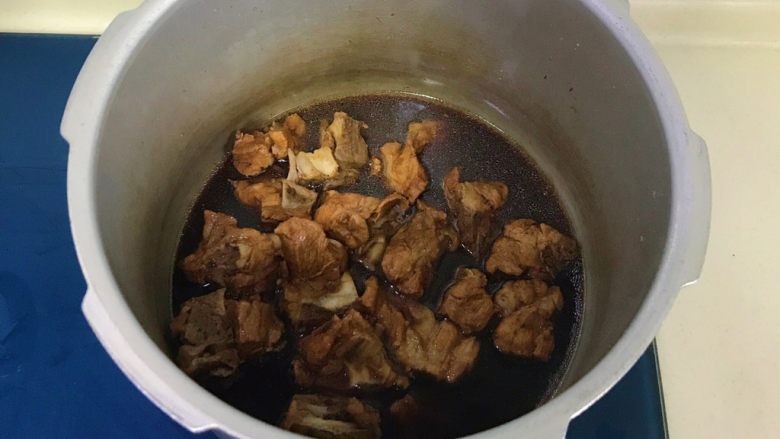 高压锅快速焖猪骨,再次大火煮开,不用盖锅盖,开始收汁