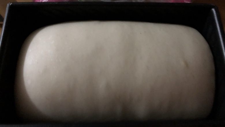 冰种红豆桂花醇奶吐司,发酵至8.9分满,表面刷蛋液,还可以撒点椰蓉装饰