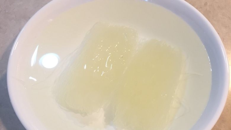 韭菜盒子,粉丝用凉开水浸泡