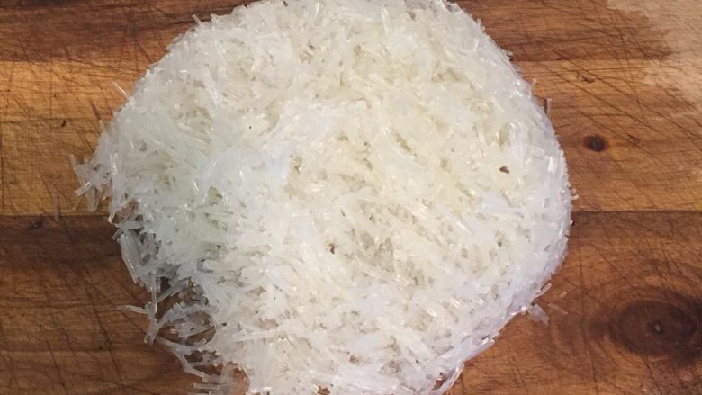 韭菜盒子,粉丝沥水后切碎，