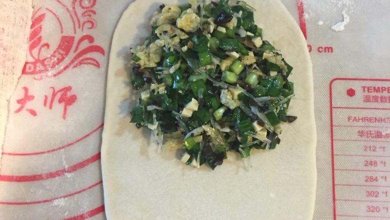 韭菜盒子,在面皮的上半部分放入适量的馅料