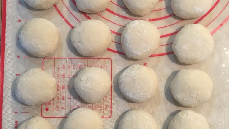 韭菜盒子,开始包韭菜盒子，将面团取出来再揉一揉，平均分成16小份，每份大概50-55g