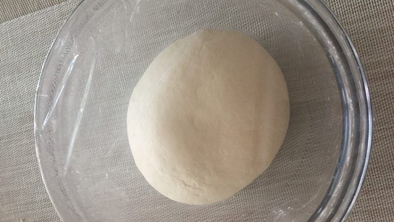 韭菜盒子,将面团所需的所有材料混合在一起，揉成光滑的面团，用保鲜膜盖起来醒一会儿
