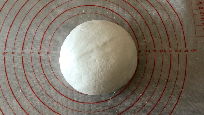 小萌狗黑芝麻汤圆,揉成光滑不粘手的粉团,这样包馅不容易破。