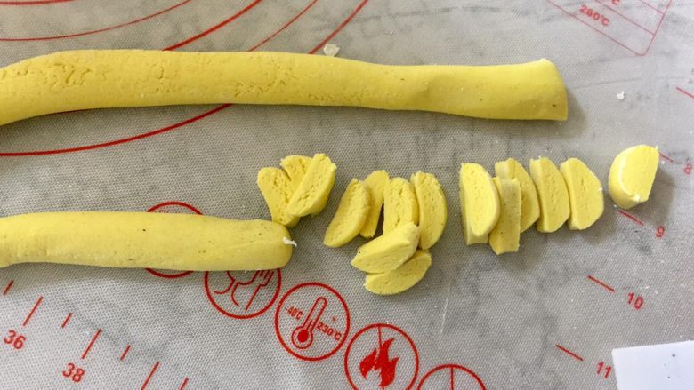 小萌狗黑芝麻汤圆,把黄色糯米团揉成细长条,切成小块。