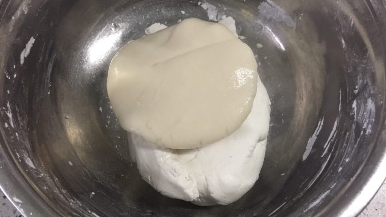 小萌狗黑芝麻汤圆,把熟糯米团加入生糯米团,揉匀。