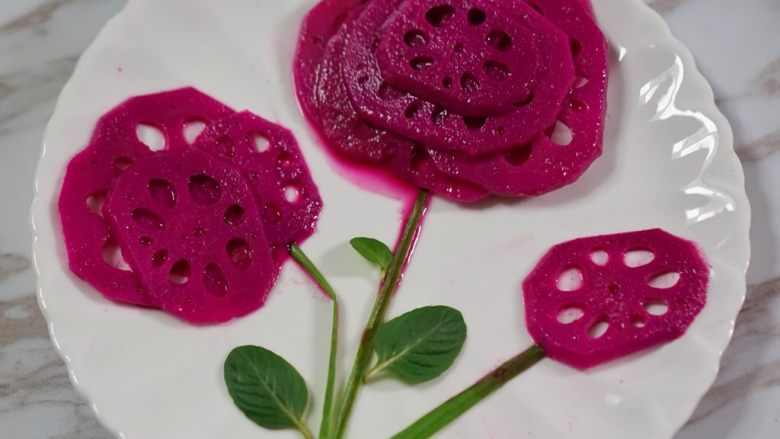 胭脂藕片,用绿色蔬菜(葱、芹菜等)和薄荷叶搭配就可以摆出花来了😁